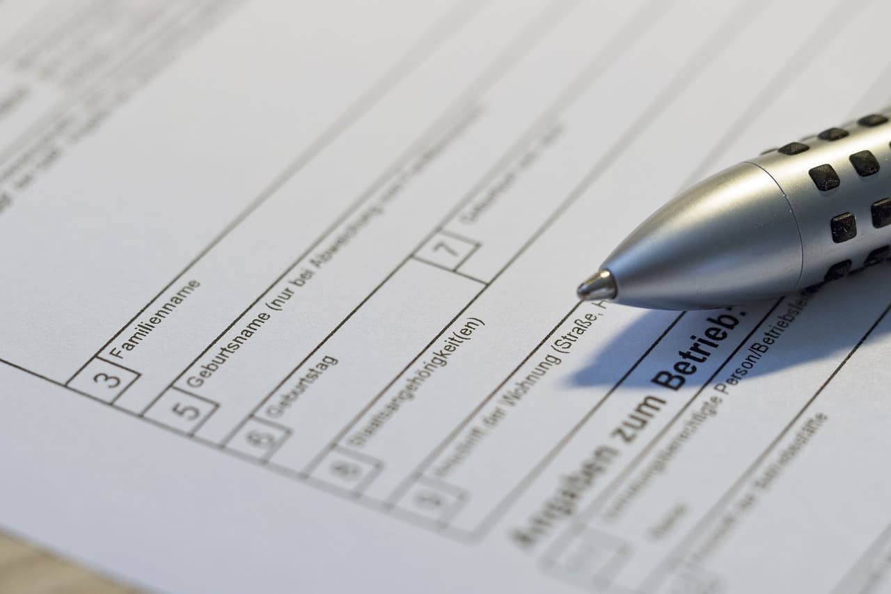 Formular und Stift als Symbol für Antragshilfe